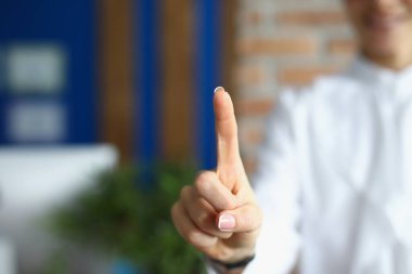 Genç kadın kişi işaret parmağı göster veya sanal ekran düğmesine bas