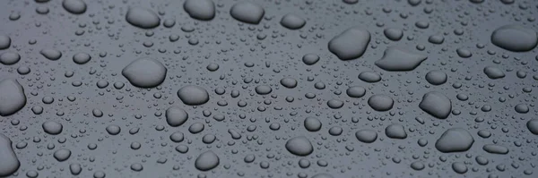 Nahaufnahme von Regentropfen auf dunklem Glashintergrund — Stockfoto