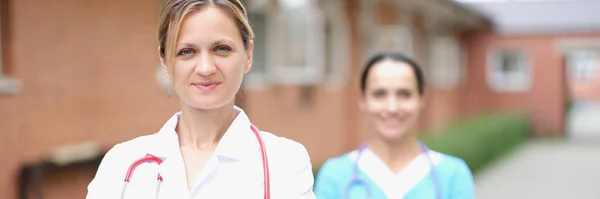 Doctora con estetoscopio de pie cerca de la clínica médica — Foto de Stock