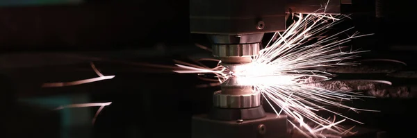 Lazer makinesi çelik levhayı parlak kıvılcımlarla kesiyor. — Stok fotoğraf