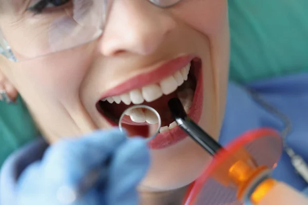 Kobieta klient na nominacji w gabinecie stomatologii coraz procedury wybielania — Zdjęcie stockowe