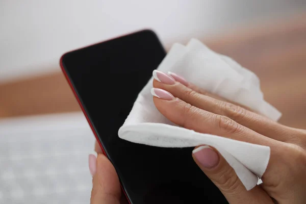 Vrouw schone mobiele telefoon scherm met natte veeg, antibacteriële en desinfecterende procedure — Stockfoto