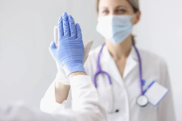 Medisch medewerkers geven high five na een succesvolle operatie of diagnose aan de patiënt — Stockfoto