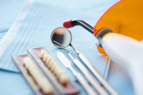 Uppsättning av tandläkare medicinska verktyg för att bota människor tänder — Stockfoto