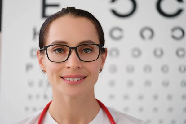 Retrato de uma bela jovem oftalmologista — Fotografia de Stock