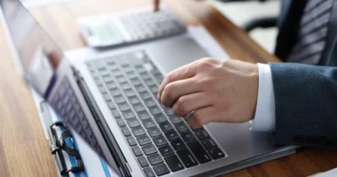 Klavyede iş danışmanı tipleri ve hesap makinesine güvenir