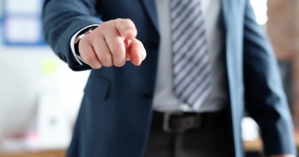 Uomo d'affari in giacca e cravatta punta il dito in avanti — Video Stock