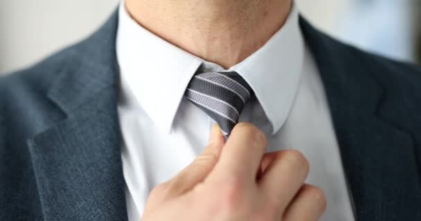 Empresário endireita gravata em terno de negócios filme câmera lenta 4k — Vídeo de Stock