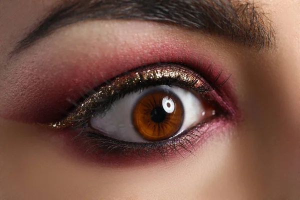 Bellissimo trucco su giovane donna occhio marrone, modello per tutorial trucco — Foto Stock