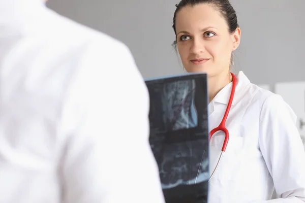 Γυναίκα γιατρός συζητήσουν με συνάδελφο ασθενή x αποτέλεσμα ray — Φωτογραφία Αρχείου