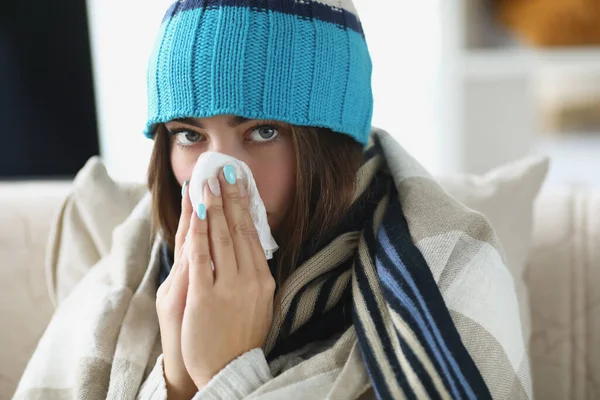 Sjuk person blåser rinnande näsa och nyser i vävnad stanna hemma på egen isolering — Stockfoto