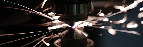 Промышленная плазменная резка металла с крупным планом cnc — стоковое фото