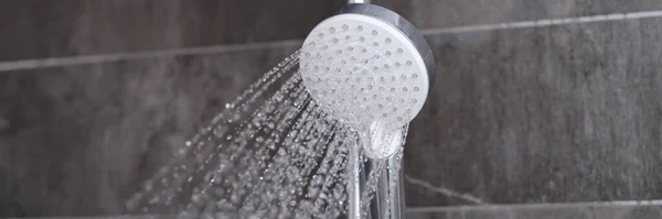 Billiga kranen häller regn i badrummet närbild — Stockfoto