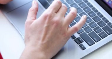 Dizüstü bilgisayarda yazan kadın elleri ağır çekim 4K film