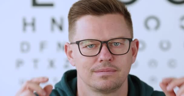 Ritratto di giovane uomo che toglie gli occhiali film 4k al rallentatore — Video Stock