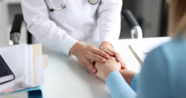Doktorun elleri klinikte ağır çekimde 4K film çekiyor.