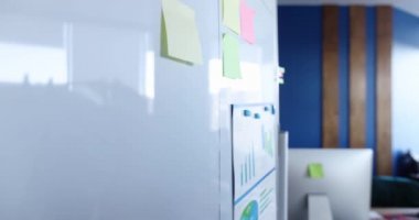 İş danışmanı, ofisteki beyaz yönetim kuruluna istatistik raporu ekledi