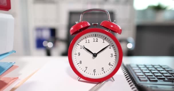 Czerwony budzik na dziesiątą godzinę z dokumentami w biurze — Wideo stockowe