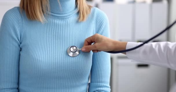 Médico da clínica examina o peito do paciente com estetoscópio — Vídeo de Stock