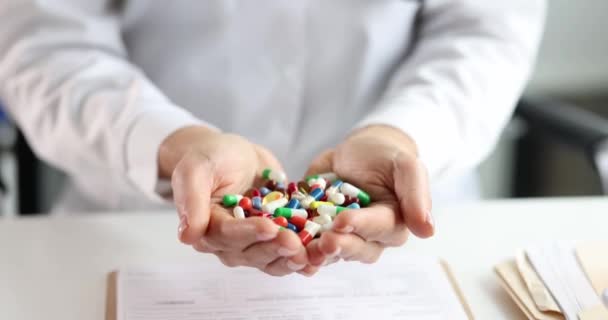 Large number of different medical pills in hands of doctor — Stock Video