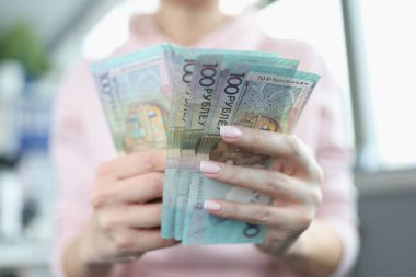 Beyaz Rusya banknotlarının çoğunu sayan kadın eller.