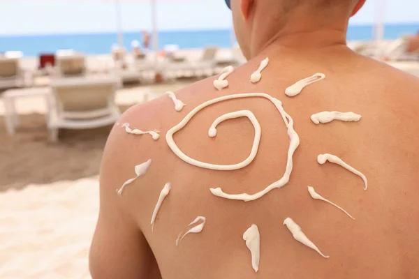 Sol pintado con protector solar en la espalda del hombre primer plano — Foto de Stock