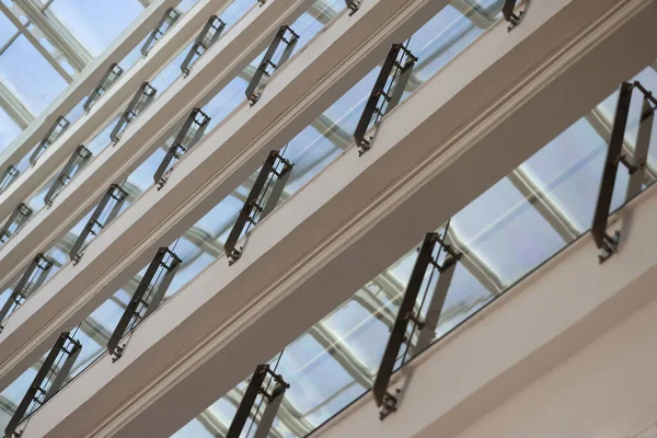 Fachada de edificio de varios pisos con balcones de vidrio primer plano —  Fotos de Stock