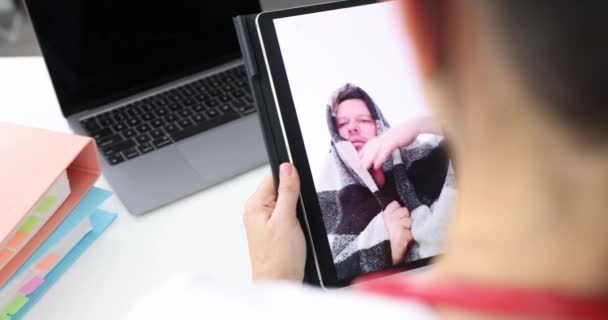 Nemocný pacient bere lékařské konzultace prostřednictvím videohovoru od lékaře. — Stock video