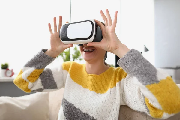 Mulher usar óculos VR dispositivo moderno em casa e rir — Fotografia de Stock