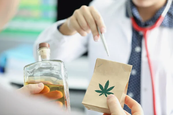 Kvinnlig läkare förklara nytta av marijuana för sin patient — Stockfoto