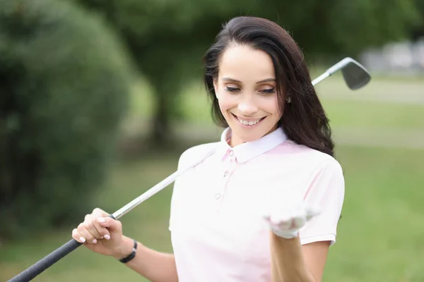 Smiling professional golf player woman hold ball on palm — Stock Photo, Image