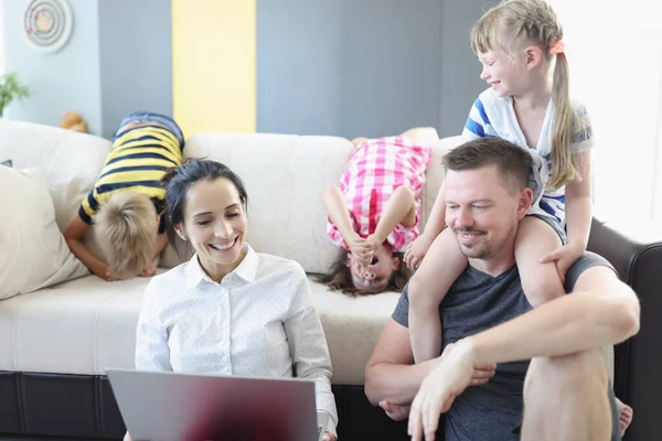 Gelukkig gezin brengen weekend ochtend samen thuis — Stockfoto