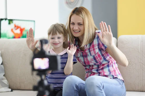 Madre e hija saludan en video, videocámara ambientada en trípode — Foto de Stock