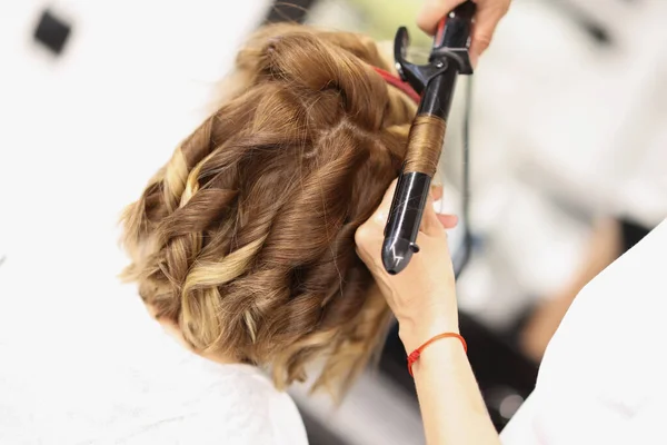 Blonde female on hairdresser appointment get curly hairstyle — Stock Photo, Image