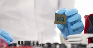 Usta tamirci ana karta işlemci yerleştiriyor. 4k film yavaş çekim.
