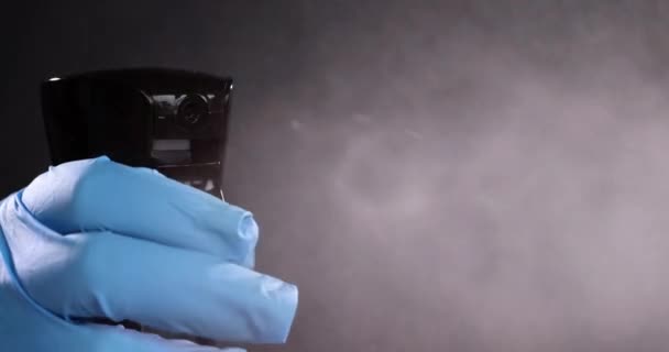 Mano in gomma guanto spruzzando acqua dalla bottiglia 4k film slow motion — Video Stock