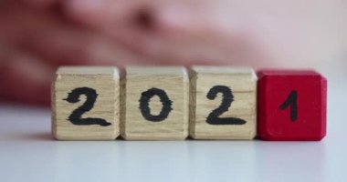 2021 'den 2022' ye kadar olan ahşap küplerden yapılmış el hareketi 4K yavaş çekim filmi.