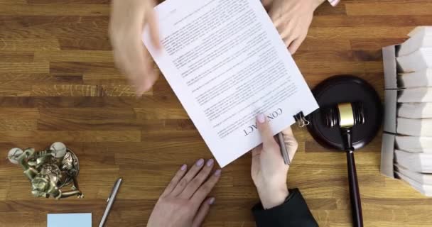 Soudce dává dokument se smlouvou se ženou podepsat v soudní budově horní pohled 4k film — Stock video