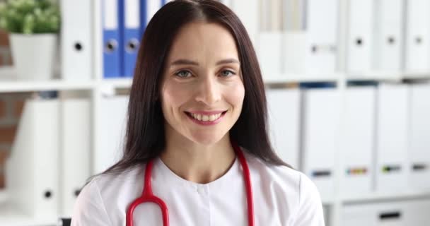 Retrato de la sonriente doctora en la clínica 4k película cámara lenta — Vídeo de stock