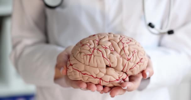 Médico segurando modelo artificial do cérebro humano closeup filme 4k câmera lenta — Vídeo de Stock