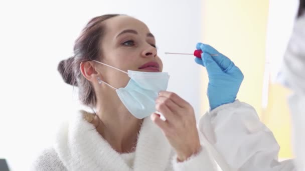 Arzt nimmt Abstrich von der Nase des Patienten für pcr-Diagnostik von covid19 4k Film Zeitlupe — Stockvideo