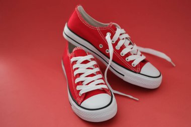 Bir çift modern şık kırmızı spor ayakkabı, beyaz ve kırmızı renkler, yeni koleksiyon