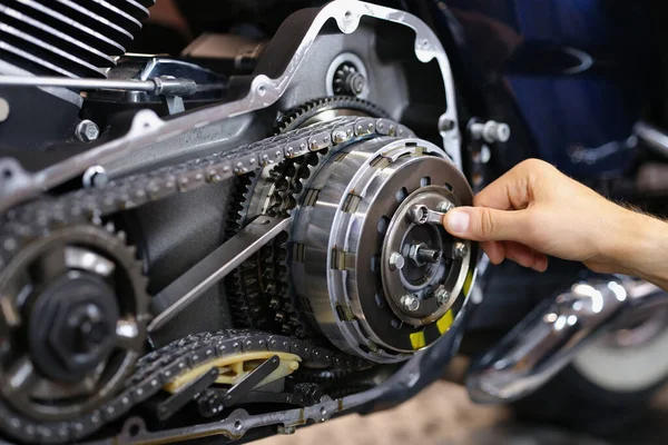Professionele monteur vast te stellen deel van motorfiets voertuig met moersleutel gereedschap — Stockfoto