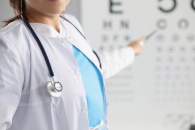 Göz testi çizelgesinde kadın göz doktoru noktası