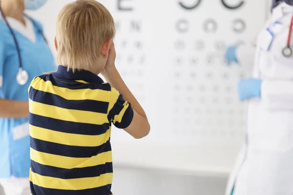 小男孩预约在眼科诊所，检查视力关闭的眼睛 — 图库照片
