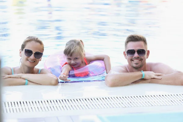 수영장에서 함께 사진을 찍고 있는 행복 한 가족 — 스톡 사진