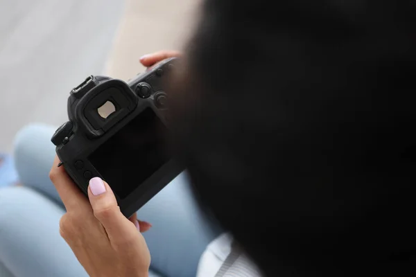 Mulher segurar desligado câmera, tela preta, não trabalhar após o dano — Fotografia de Stock