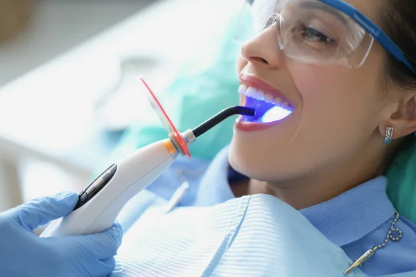Vrouw in stomatologie kabinet zetel krijgen whitening procedure, open mond wijd — Stockfoto