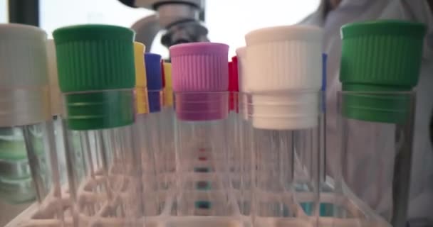 Assistente di laboratorio scienziato tira fuori provette con liquidi — Video Stock