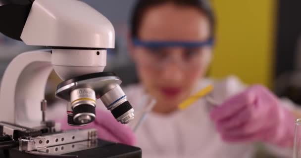 Wissenschaftler legt Streifen mit PH-Test in Reagenzglas mit Flüssigkeit — Stockvideo